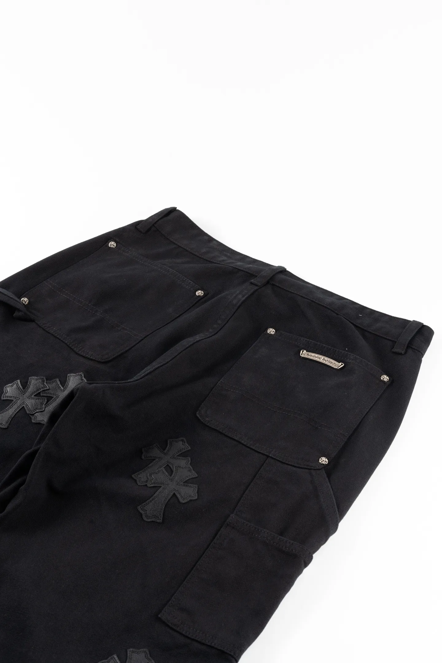 P250 Chrome Hearts Matty Boy Sex Records Patchwork leather workwear high street jeans It is well known that chromehearts jeans use vintage Levis jeans as the base for their creations. They usually add their own unique silver buckles and silver ornaments, plus patchwork embellishments. This is what doubles the value of these vintage jeans. Because the base is vintage jeans, the jeans themselves have become very soft and comfortable after years of baptism. This can be distinguished from ordinary jeans. Regarding the size, you should also refer to the pants data. Style number: 1637# Color: black Size: 28 30 32 34 36